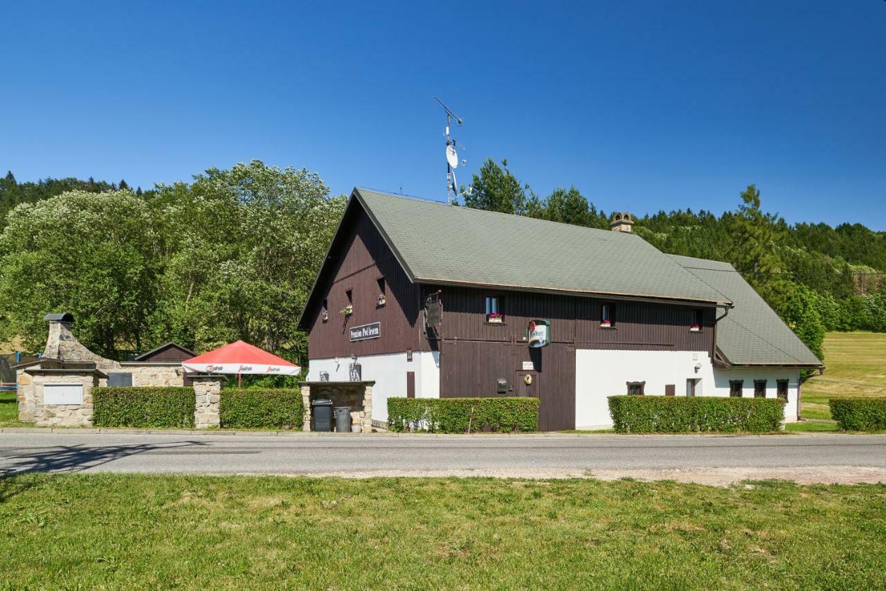 Hotel Penzion Pod Lesem Hodkovice Esterno foto